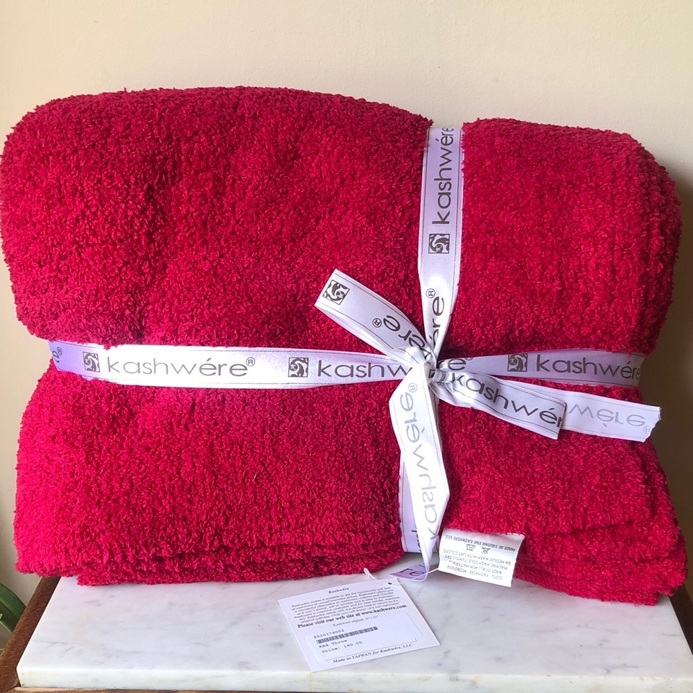 Kashwére Plush Throw Blanket in Red